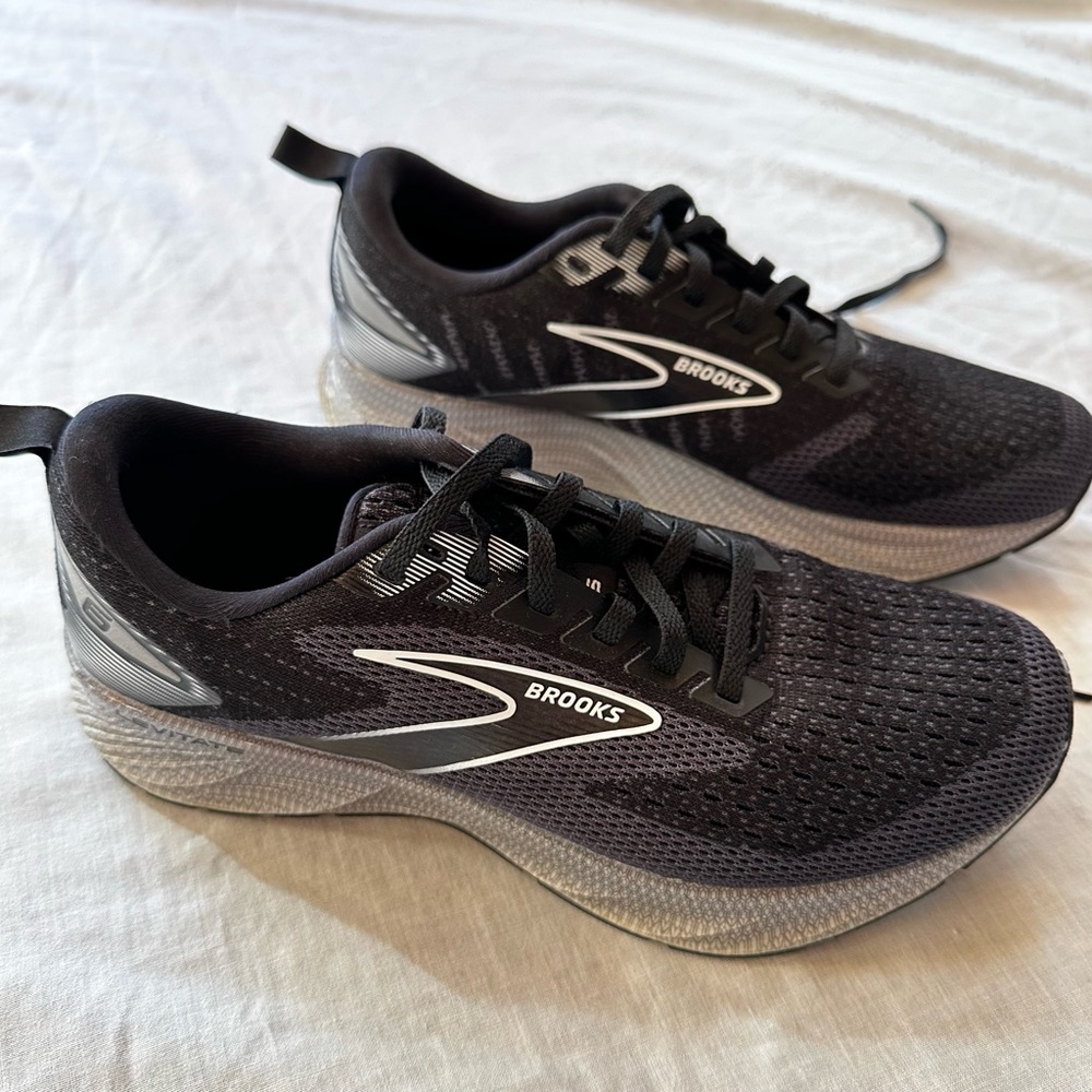 Brooks Levitate 6 Black and Gray Running Shoes Size 7.5